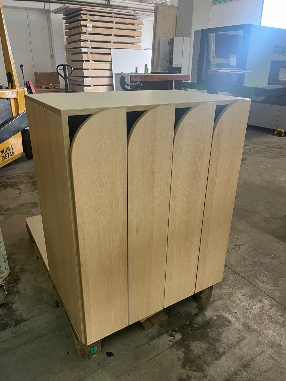 Mobile con finitura legno, presenta le 4quattro ante sagomate, collaborazione per il progetto con un designer di interni