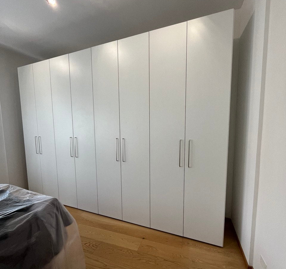 armadio con 8 ante bianche e maniglie satinate 