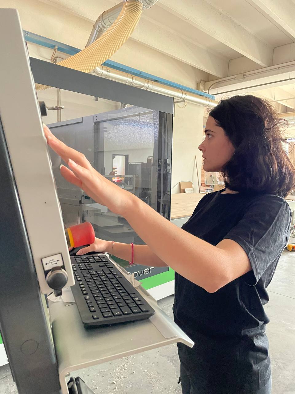 ragazza che utilizza un pantografo 5 assi per produrre i mobili